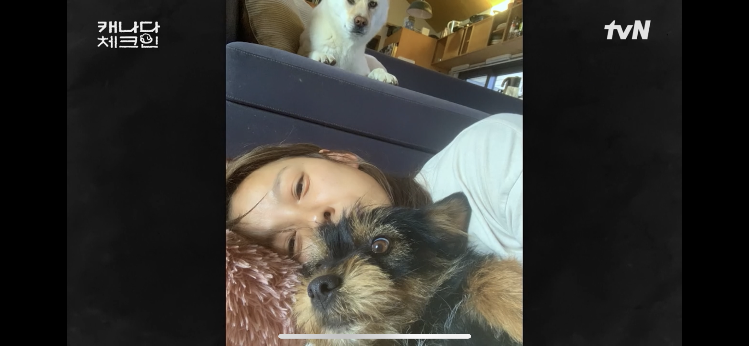 초조하게 누군가를 기다리는 이효리 | 인스티즈