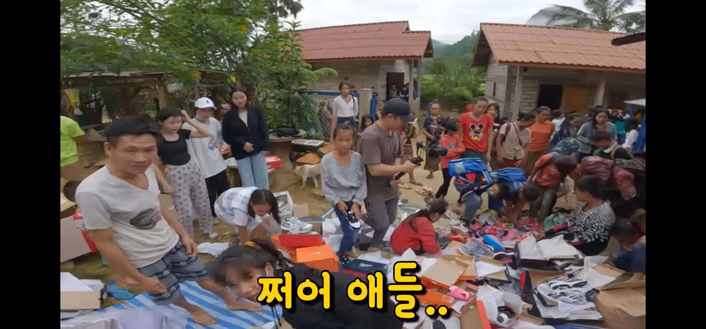 라오스 반나마을에서 살고있는 한국인 유투버가 마을 아이들 80명을 데리고 수학여행 갔다옴.jpg | 인스티즈
