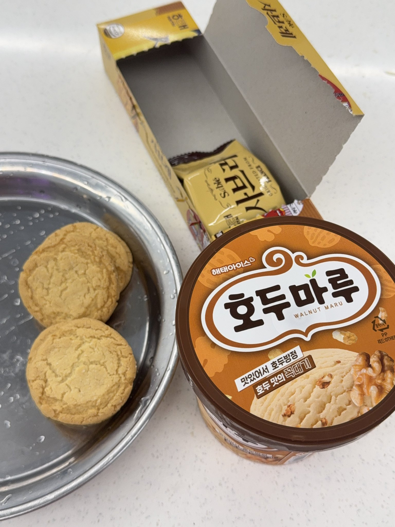 사브레에 호두마루 샌드해서 냉동실에 한시간 뒀다 먹으면 진짜 맛있어요... | 인스티즈
