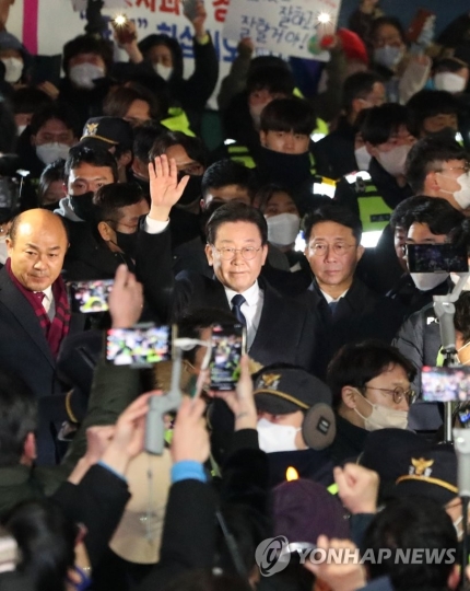 조사 마친 이재명, 지지자들 향해 인사 | 인스티즈