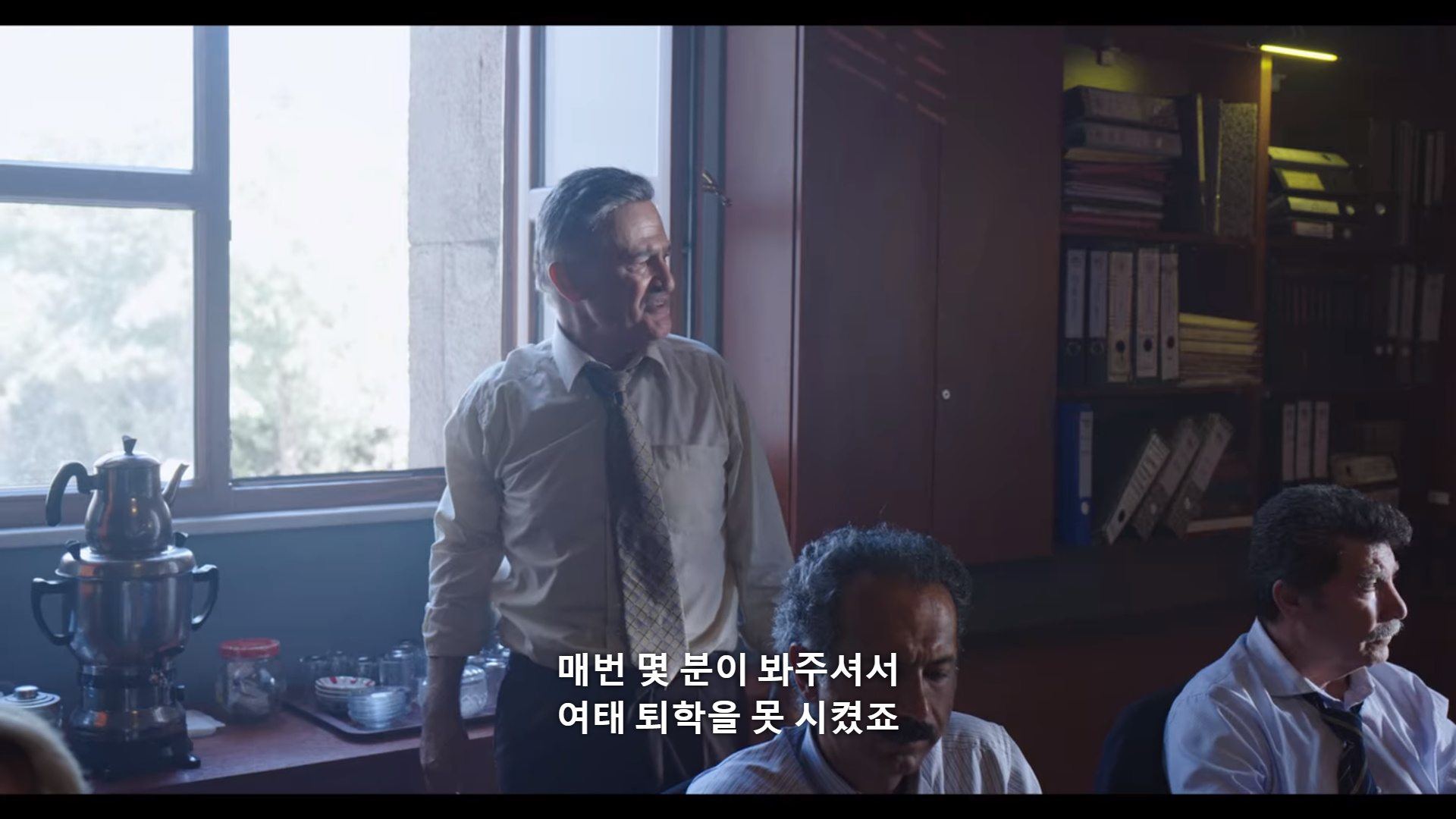 퇴학 당하게 생겼는데요.. 퇴학을 반대했던 유일한 선생님이 전근간대요. 전근을 막아야 해요! (스압) | 인스티즈
