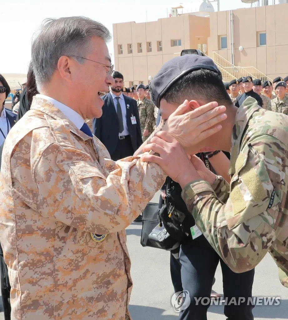 문재인 대통령께 볼 쓰담 받던 군인 근황.jpg | 인스티즈