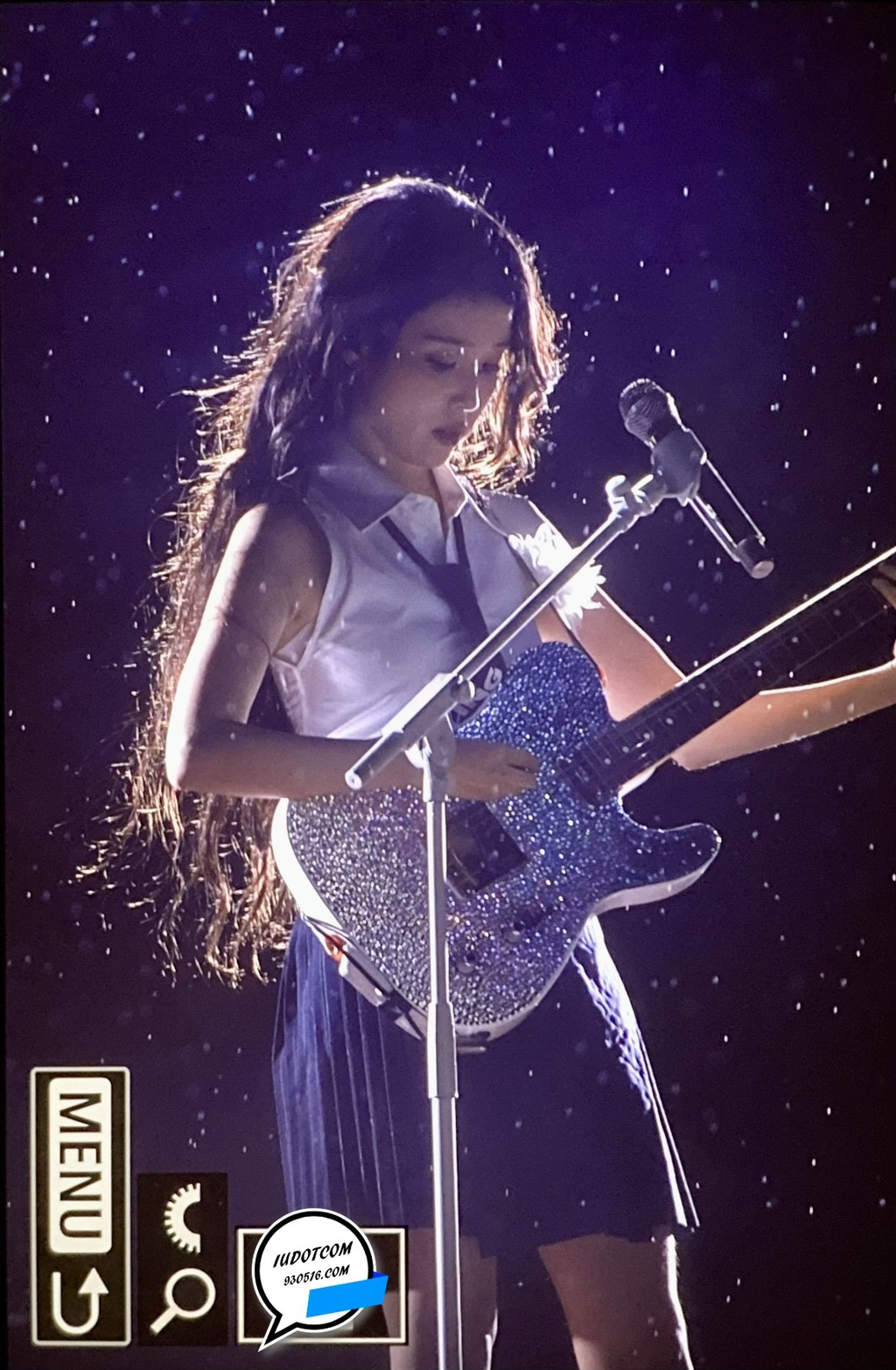 콘서트에서 반응터진 비 맞으며 일렉기타치는 아이유 | 인스티즈