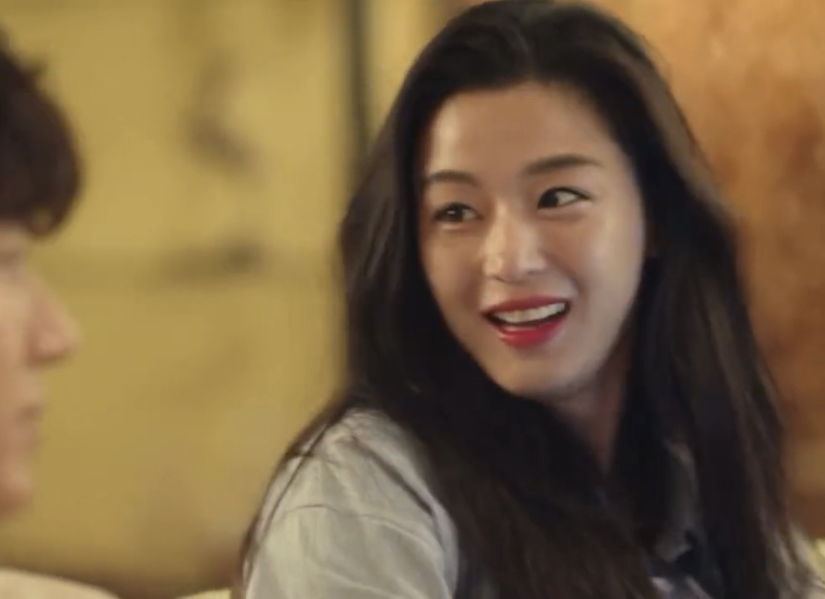 노트북에서 강동원을 빼내고 싶어하는 전지현.twt | 인스티즈