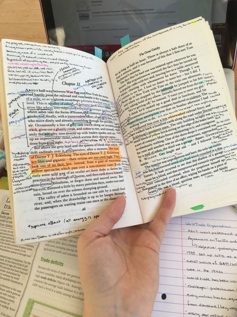 가을엔 따뜻한 라떼 한 잔과 함께 책을 읽어볼까요 ☕️📖 | 인스티즈