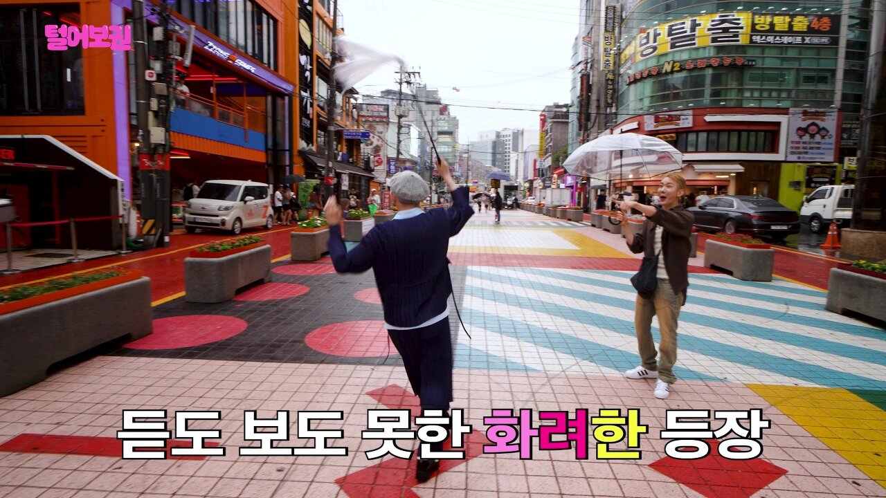 러쉬 직원들 텐션에도 눈 하나 깜빡하지 않는 조권과 김호영ㅋㅋㅋㅋㅋ.jpg | 인스티즈