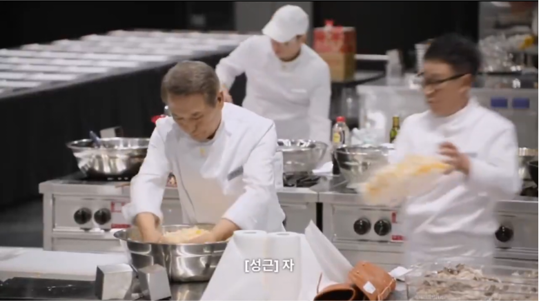 후덕죽선생님 6.25도 겪으신 연세라고..? 근데 임성근덜할아버지가 후선생님 칼 뺏어쓰고 참외김치하게햇다고 이겋도정말웃김 | 인스티즈