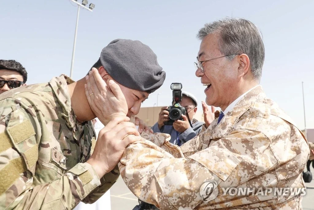 문재인 대통령께 볼 쓰담 받던 군인 근황.jpg | 인스티즈