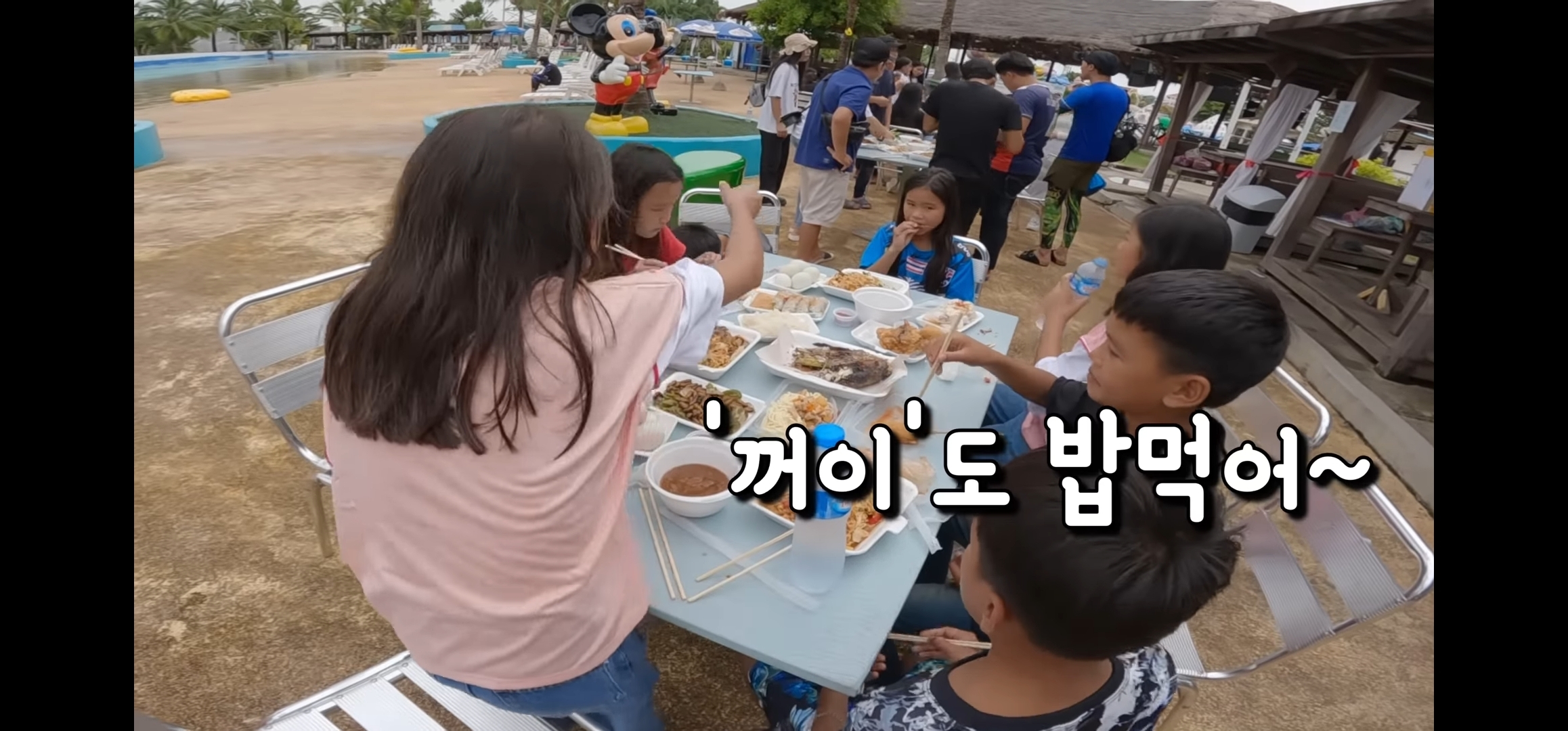 라오스 반나마을에서 살고있는 한국인 유투버가 마을 아이들 80명을 데리고 수학여행 갔다옴.jpg | 인스티즈