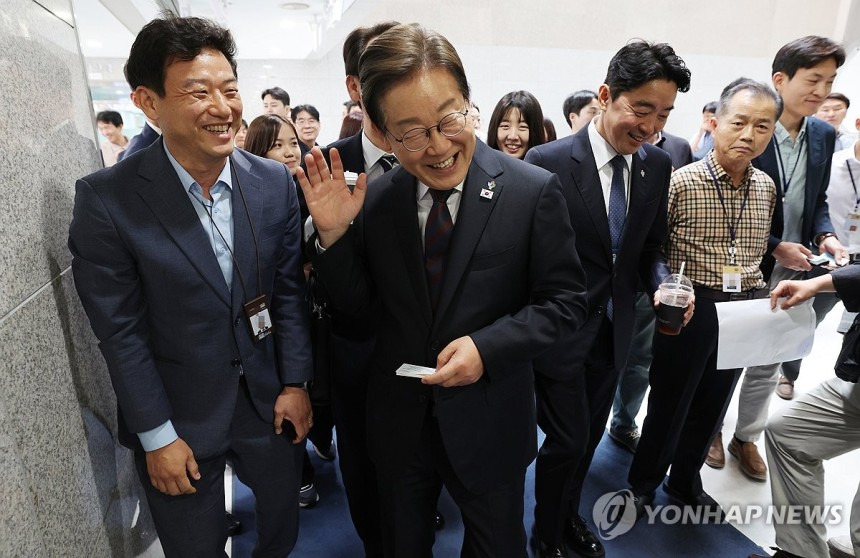 오늘자 대통령실 청사 직원식당에서 식사 후 대통령 모습 | 인스티즈