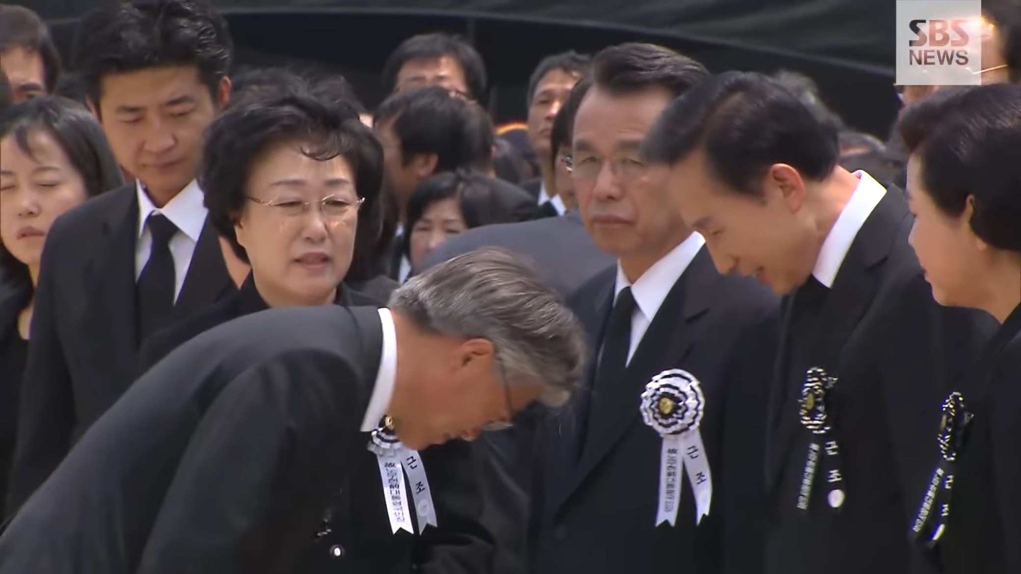 故노무현 대통령 영결식에서 분향하는 이명박.jpgif | 인스티즈