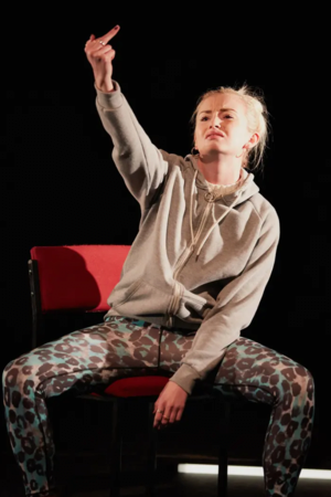 엘리자베스 여왕 장례식 논란으로 역주행을 하게 된 1인극 | 인스티즈