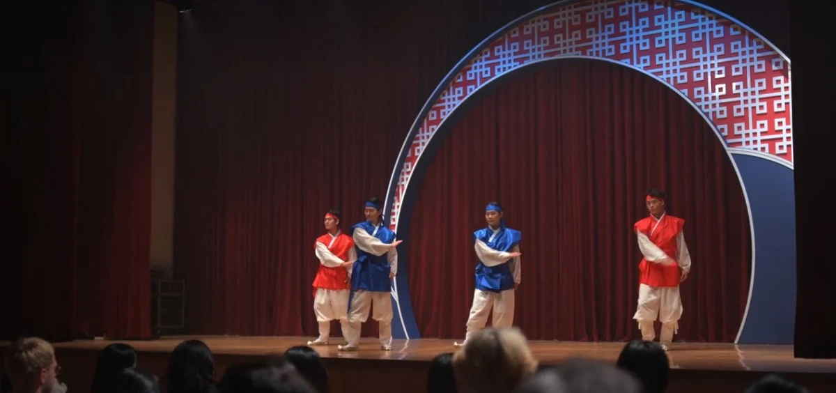 한국인들 기겁하는 중인 한국 배경 넷플 하이틴 미드 상태..jpg | 인스티즈