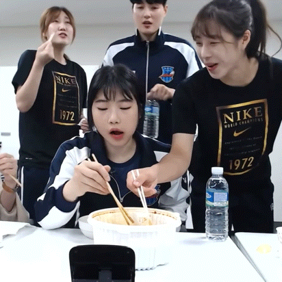 떡볶이 개킹받게 먹는 김희진.gif | 인스티즈