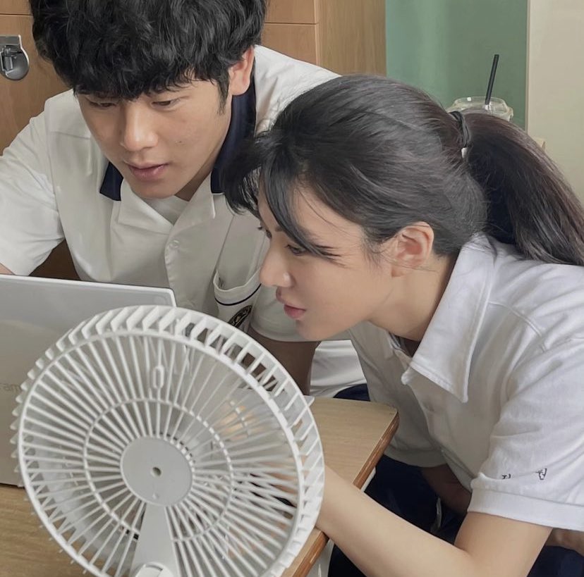 무빙 김봉석-장희수 그 자체라고 이슈중인 본체 배우들 고윤정-이정하 노는 모습.twt | 인스티즈