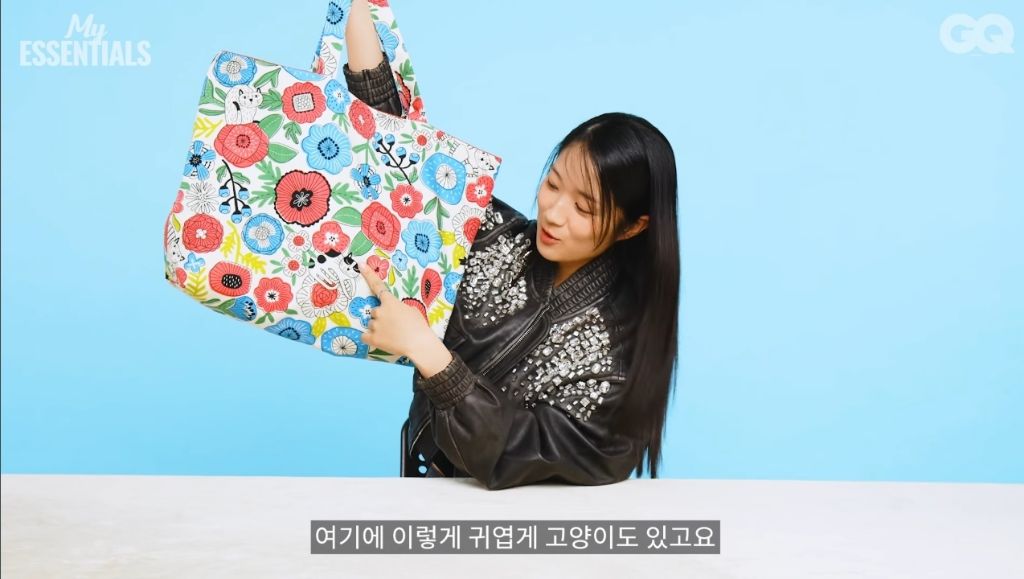 김혜윤이 자랑하는 초초초 한정판 커스텀백 | 인스티즈