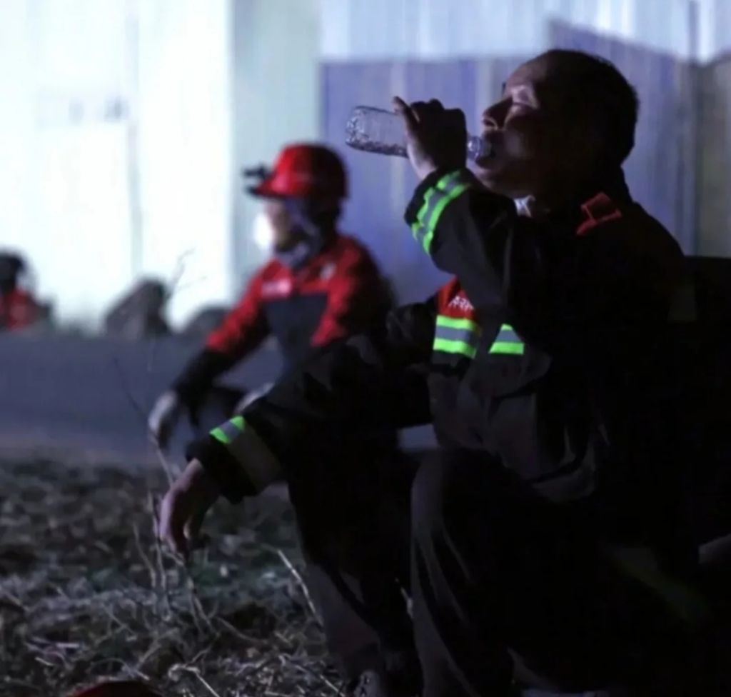 모든 국회의원들이 꼭 봤으면 하는 지쳐쓰러진 대원들 | 인스티즈