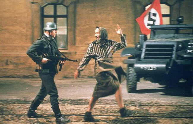 아이에게 인형을 쥐어주면 아이가 되지만 총을 쥐어주면 테러리스트가 된다는걸 보여준 장면 | 인스티즈