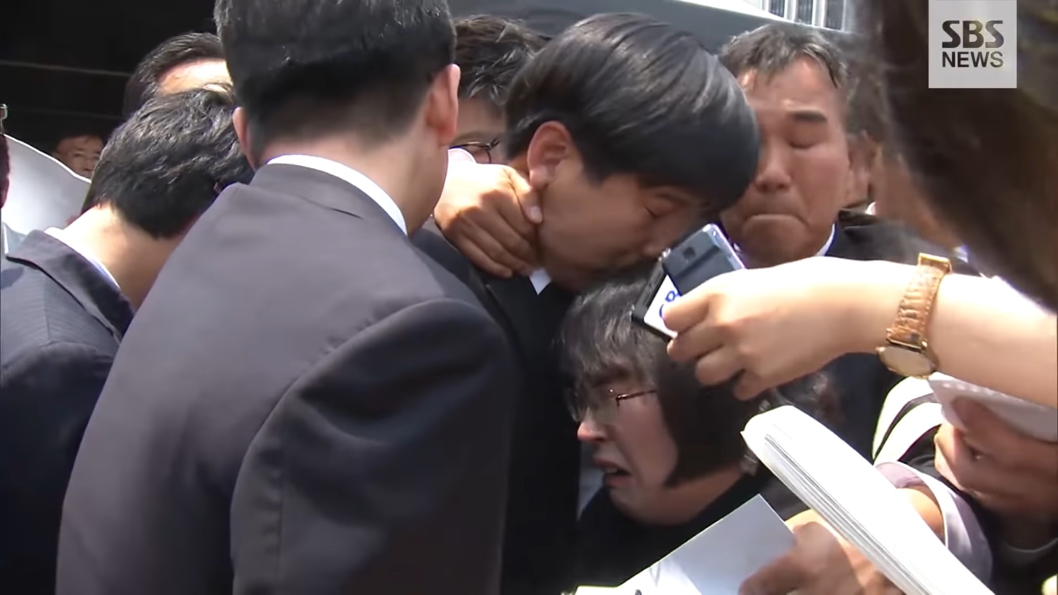 故노무현 대통령 영결식에서 분향하는 이명박.jpgif | 인스티즈