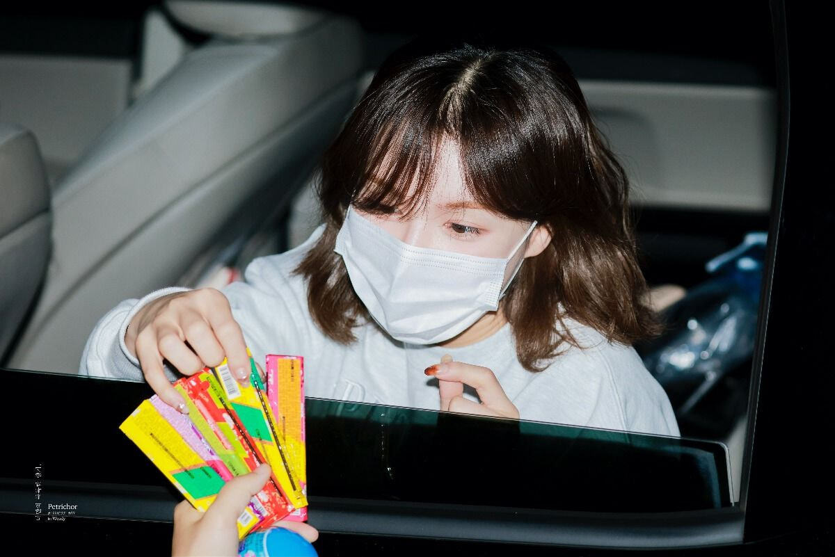 팬이 선물이라고 과자주니까 표정 못 숨기는 아이돌 | 인스티즈