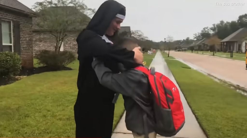 매일 다른 코스튬을 하고 동생을 마중 나가는 형 | 인스티즈