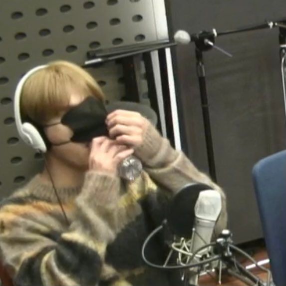 마스크 쓴 아이돌의 물마시는 4가지 방법.jpg | 인스티즈