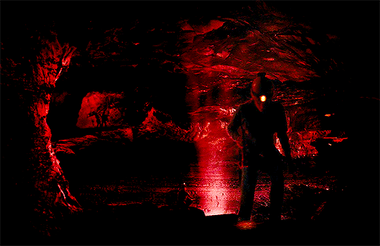 친구들이랑 동굴 탐험갔다가 이상한 동굴에 빠졌는데 갑자기 친구들이 하나 둘씩 죽어가..gif | 인스티즈