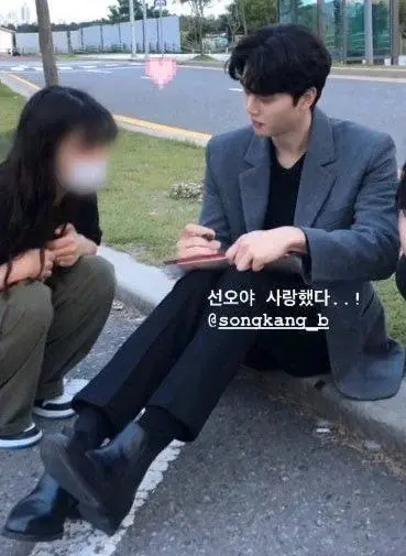 키 큰 줄몰랐다가 놀란사람 많다는 송강 밀라노 길거리 목격짤 | 인스티즈