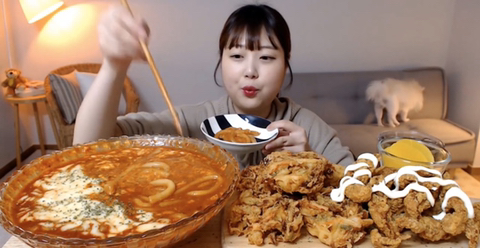 흔한 먹방 유튜버의 댕댕이 jpg | 인스티즈