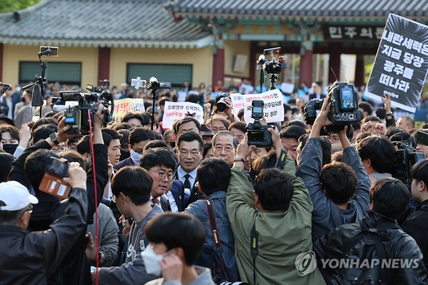 내란범 주제에 518 묘역 간다고 깝쳤다가 쫓겨난 한덕수 | 인스티즈