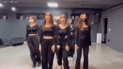 안무 후보만 무려 3개였다는 스테이씨 아이사 파트 .gif | 인스티즈