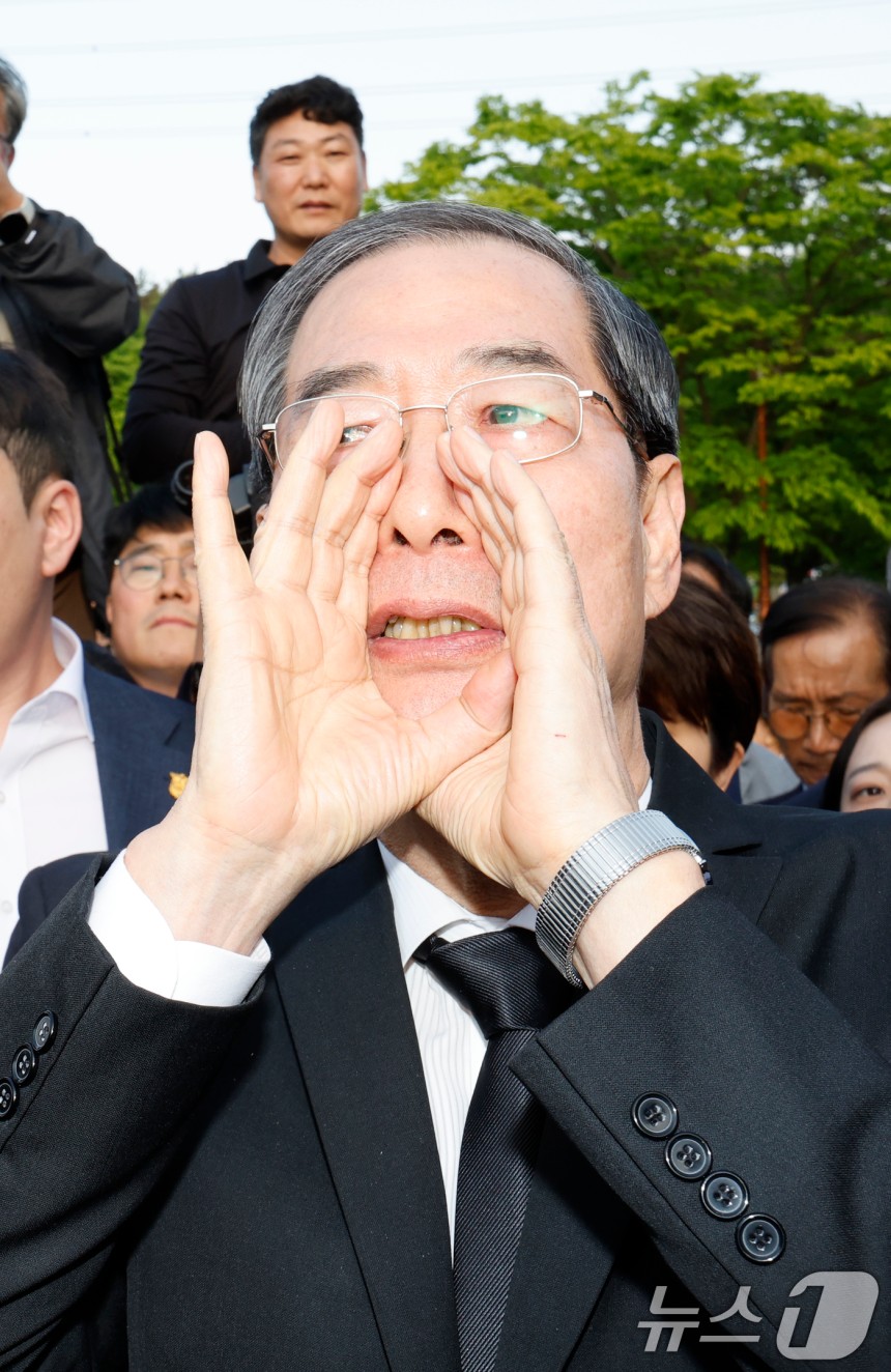 내란범 주제에 518 묘역 간다고 깝쳤다가 쫓겨난 한덕수 | 인스티즈