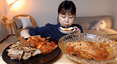 흔한 먹방 유튜버의 댕댕이 jpg | 인스티즈