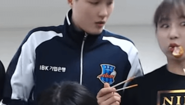 떡볶이 개킹받게 먹는 김희진.gif | 인스티즈