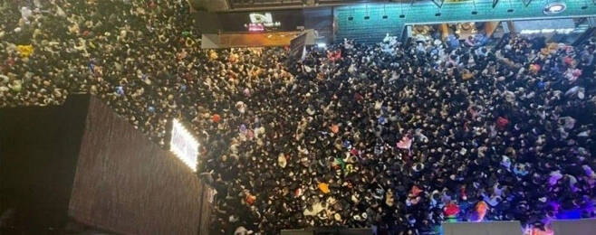 구급대원 옆에서 춤추고 시신 인증샷…"악마의 놀이판 같았다” | 인스티즈