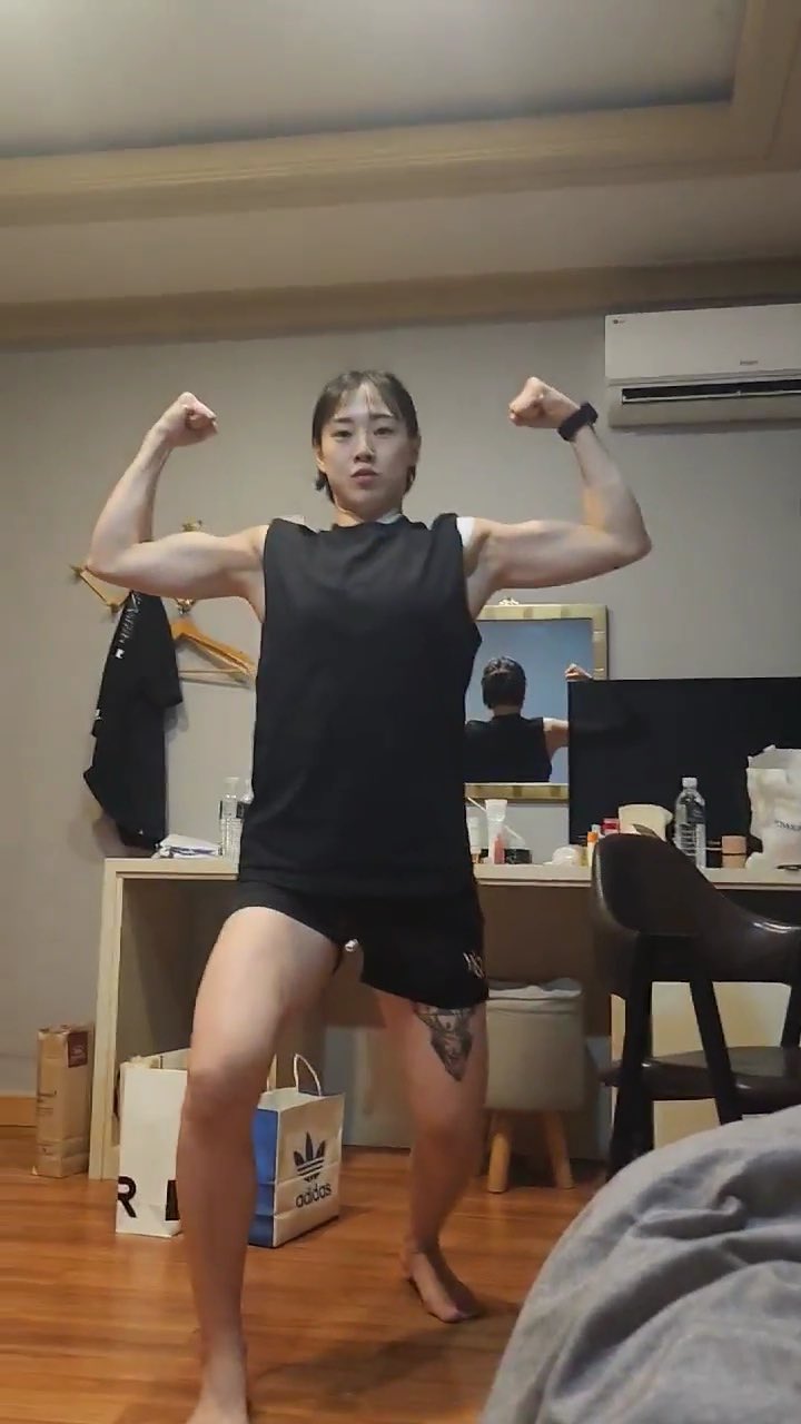 팬들 앞에서 이런 팬서비스하는 여성 어떤데 | 인스티즈