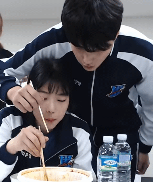 떡볶이 개킹받게 먹는 김희진.gif | 인스티즈