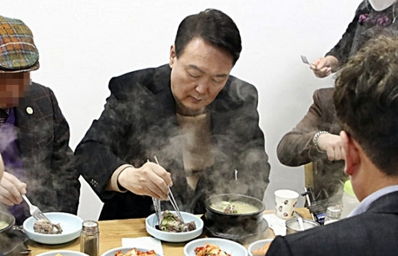 서울구치소 오늘 저녁은 콩나물국…해장국·김치찌개도 나온다 | 인스티즈