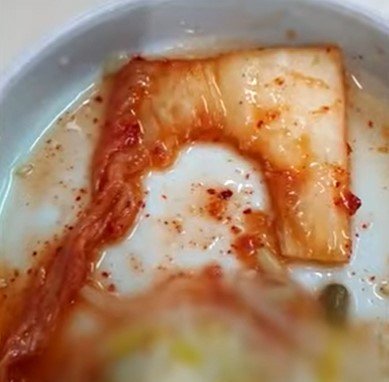 베어먹은 흔적 그대로 나온 김치…식당주 "가위로 자른 자국인데?" 시치미 | 인스티즈