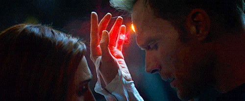 [마블] 완다 (스칼렛위치) 엘리자베스 올슨의 맛깔나는 손 연기.gif | 인스티즈