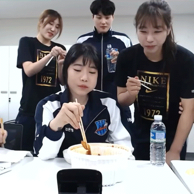 떡볶이 개킹받게 먹는 김희진.gif | 인스티즈