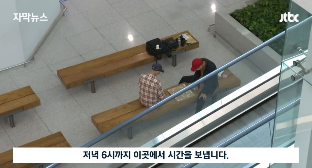 젊은 사람들이 싫어해서 공항으로 몰리는 노인들 | 인스티즈