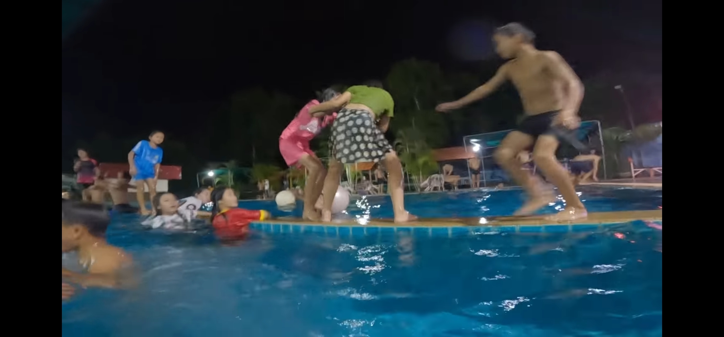 라오스 반나마을에서 살고있는 한국인 유투버가 마을 아이들 80명을 데리고 수학여행 갔다옴.jpg | 인스티즈