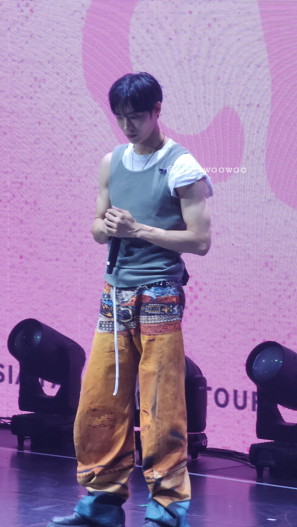 추영우 춤출때 바지에 가짜 새깅(?)이 너무 웃김 | 인스티즈