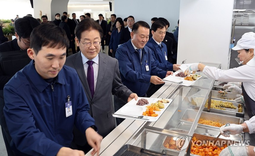 오늘자 이재명과 박찬대가 보라색 넥타이를 멘 이유 = 여성의 권리를 상징하는 색이라서 | 인스티즈