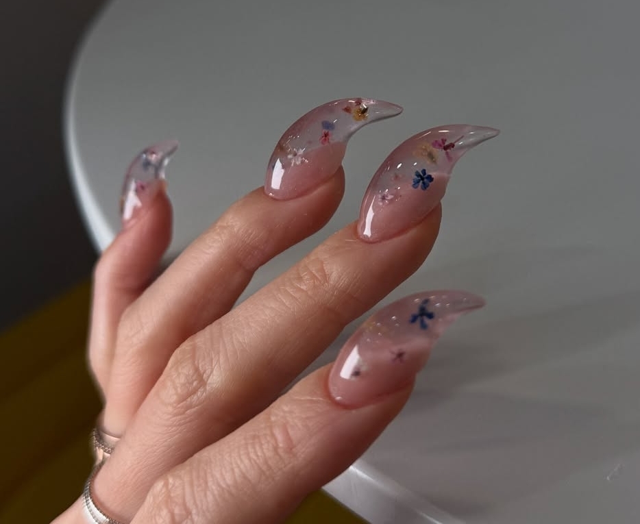 요즘 유행한다는 고양이발톱 네일아트 - 악플달면 쩌리쩌려버려... 차분한 20대들의 알흠다운 공간 요즘 유행한다는 고양이발톱 네일아트