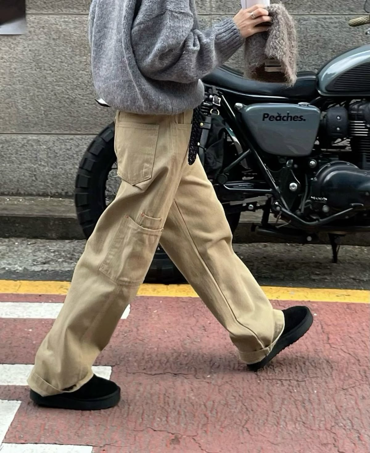 편안한 상의 + 와이드팬츠 + 투박한 신발 = 여자의 가을🍁 | 인스티즈