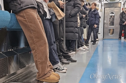 존니 불행해 보이는 오늘자 의자 없는 지하철 4호선.twt | 인스티즈