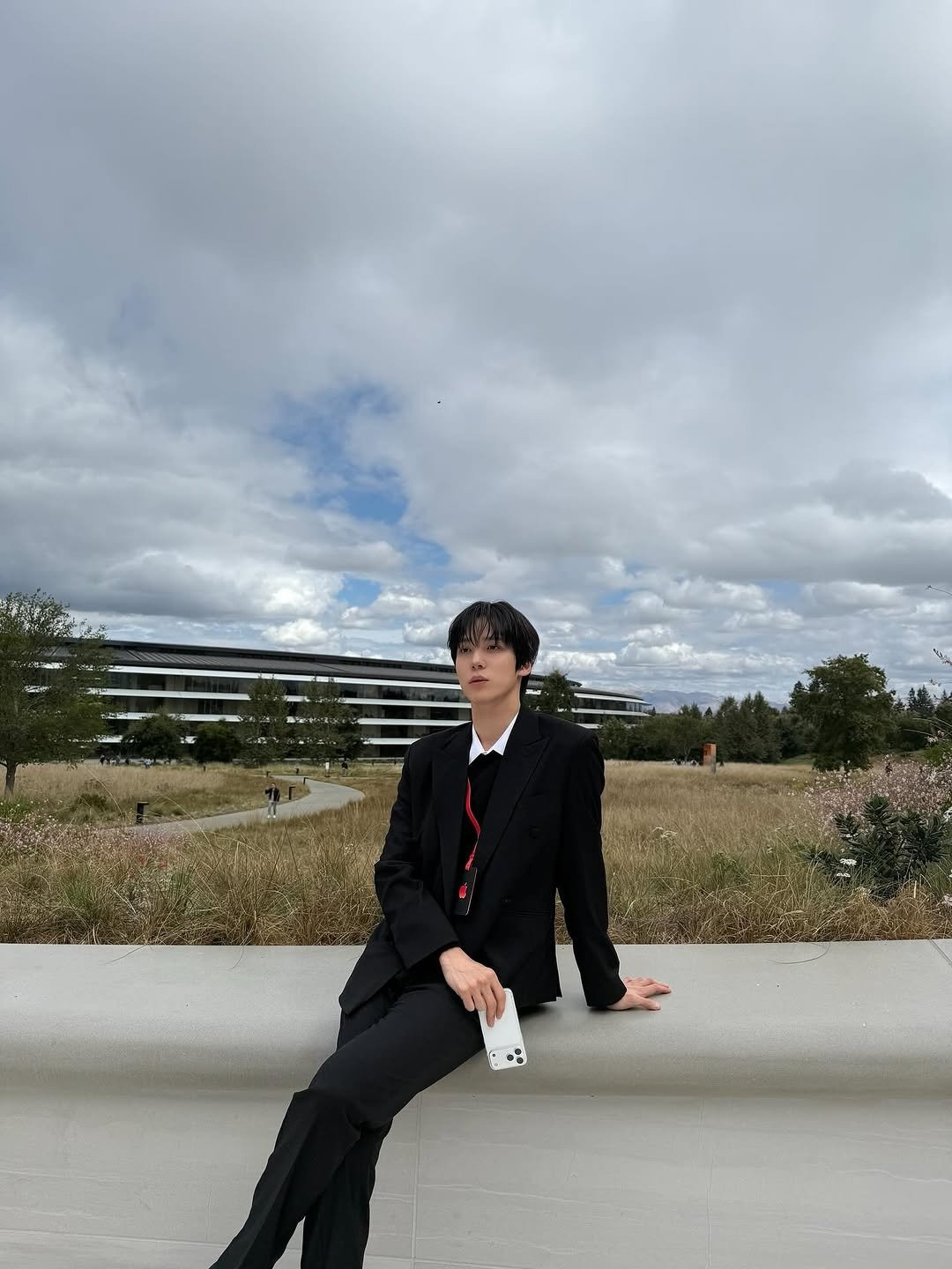 아이폰 17 행사에 초청된 아이돌이 찍어 올린 아이폰17프로 실버 자연광 사진 | 인스티즈