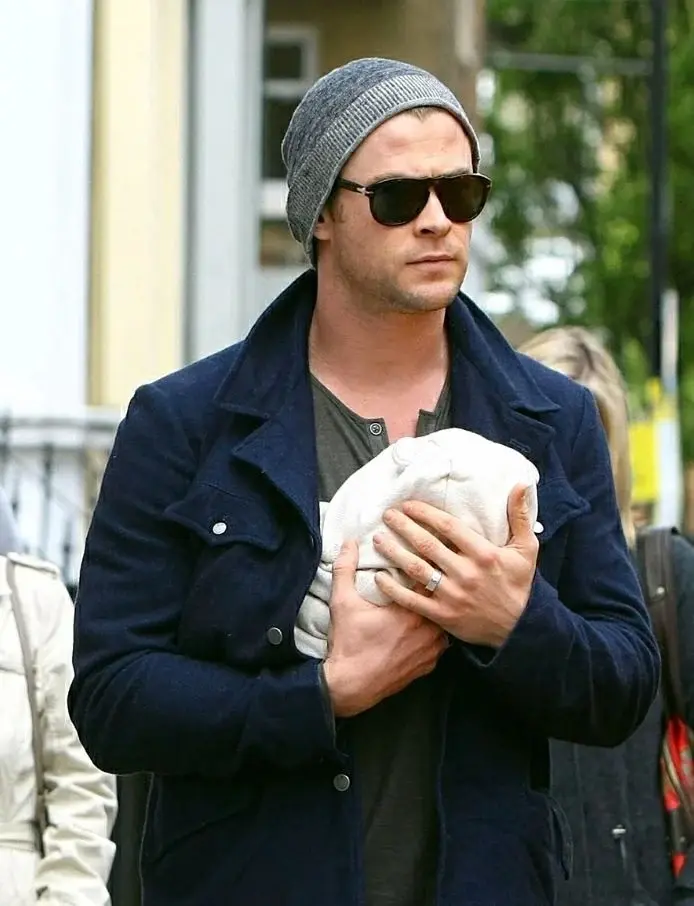 크리스 헴스워스 (aka 토르)의 딸이랑 아들 안을때 차이 | 인스티즈